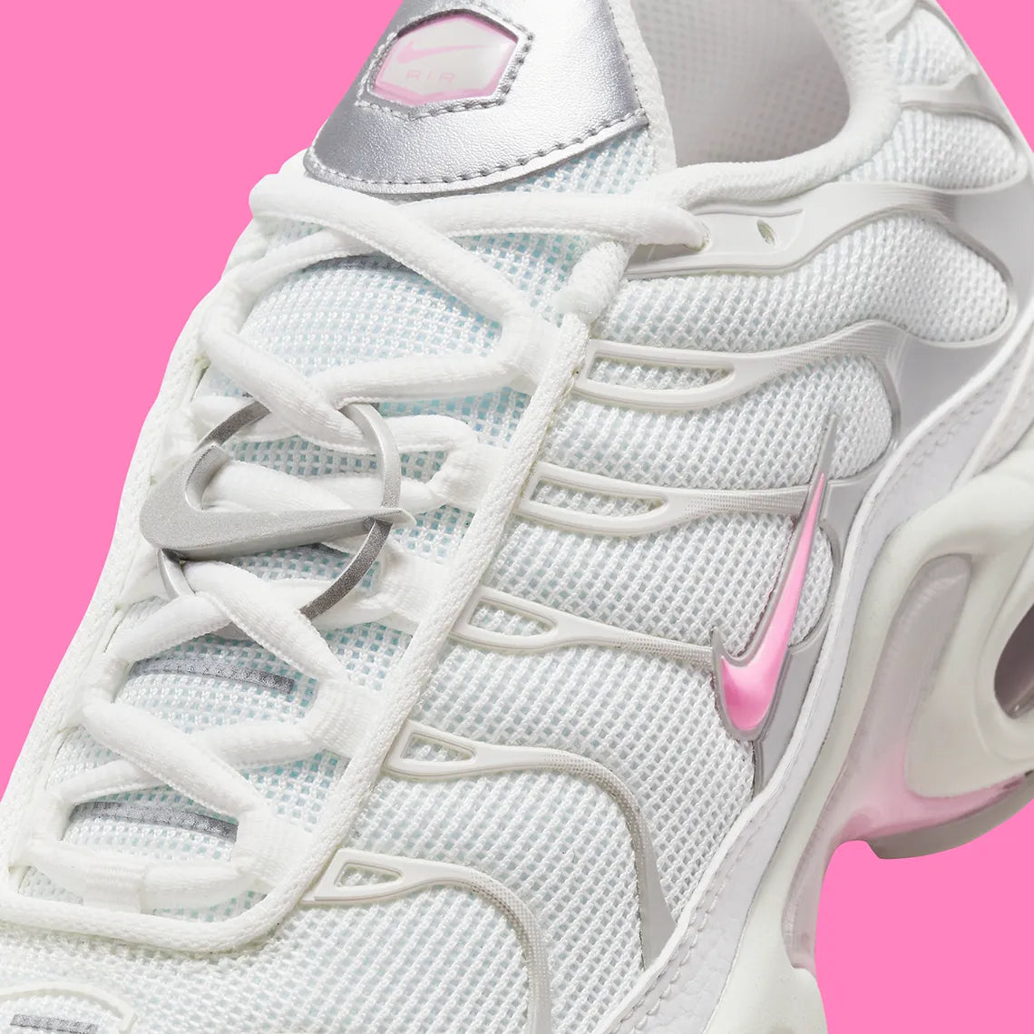 niketn-pink-rise-HF0107_100-close_png